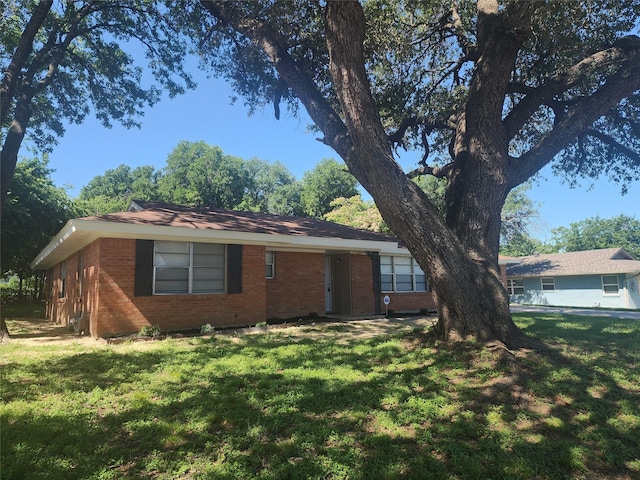 5209 Wharton Dr, Fort Worth, TX 76133 - single story home featuring brick siding and a front yard