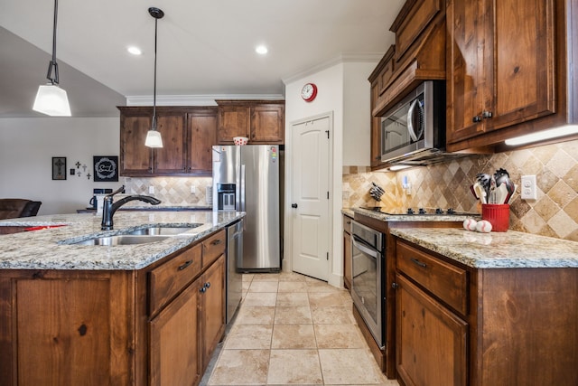1685 Laramie Ln, Burleson, TX 76028 - kitchen featuring a sink, stainless steel appliances, tasteful backsplash, pendant lighting, and a center island with sink