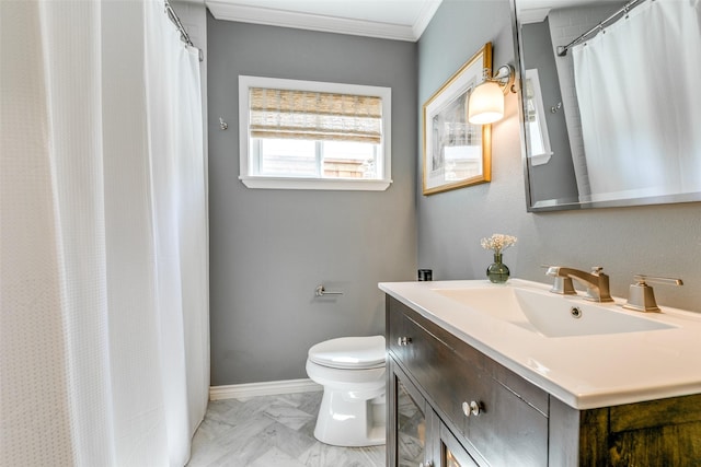 5022 W Hanover Ave, Dallas, TX 75209 - full bath featuring marble finish floors, toilet, vanity, crown molding, and curtained shower