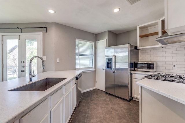 630 W Canty St Unit B6, Dallas, TX 75208 - kitchen with stainless steel appliances, a sink, open shelves, backsplash, and white cabinetry