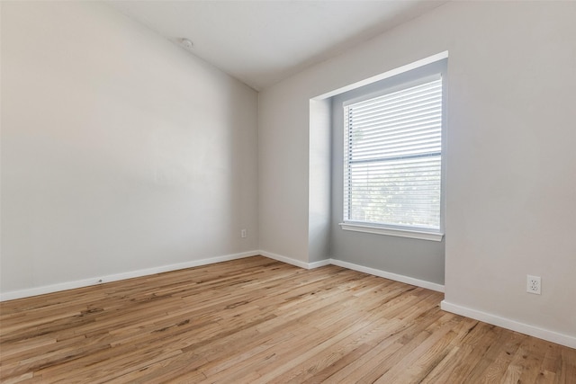 630 W Canty St Unit B6, Dallas, TX 75208 - empty room with light wood-style flooring, baseboards, and a smoke detector