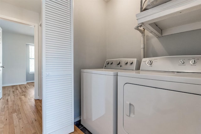 630 W Canty St Unit B6, Dallas, TX 75208 - laundry area featuring washing machine and clothes dryer, light wood-type flooring, and baseboards