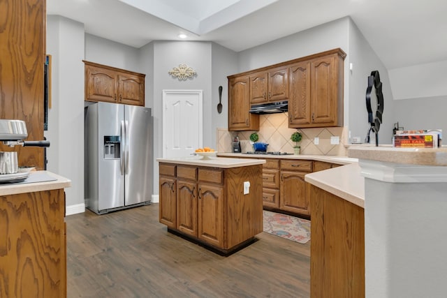 6504 Bluebird Dr, Arlington, TX 76001 - kitchen featuring stainless steel refrigerator with ice dispenser, dark wood-style floors, recessed lighting, under cabinet range hood, and tasteful backsplash