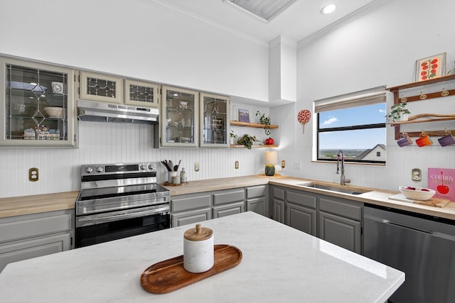 616 Crowley Rd, Arlington, TX 76012 - kitchen with stainless steel appliances, gray cabinets, a sink, open shelves, and under cabinet range hood