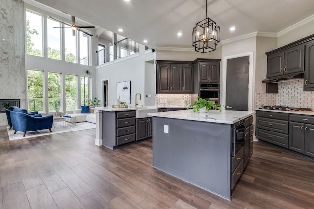 2007 Hill Country Ct, Arlington, TX 76012 - kitchen featuring stainless steel appliances, a sink, open floor plan, a kitchen island, and ceiling fan