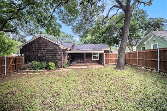 702 W Simmons St, Weatherford, TX 76086 - back of property with a patio area
