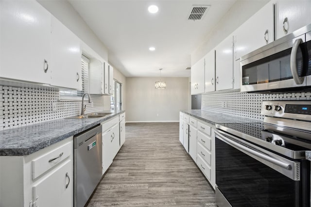 104 W Mistletoe Dr, Kennedale, TX 76060 - kitchen with stainless steel appliances, a sink, tasteful backsplash, a chandelier, and recessed lighting