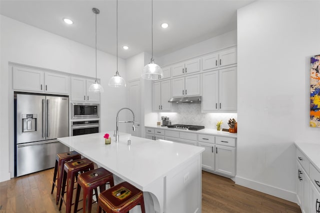 2020 Rhea Ct, Celina, TX 75009 - kitchen with stainless steel appliances, a sink, dark wood-type flooring, backsplash, and a kitchen breakfast bar