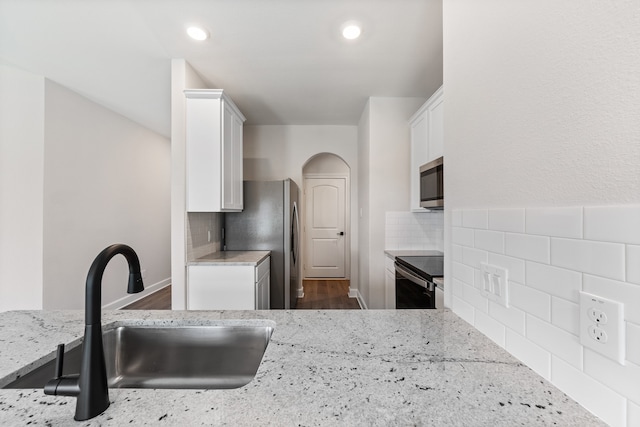 1025 Pecan Pl, Hutchins, TX 75141 - kitchen featuring stainless steel appliances, a sink, backsplash, white cabinets, and recessed lighting