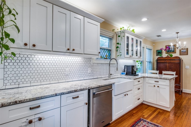 533 Newell Ave, Dallas, TX 75223 - kitchen with dishwasher, a sink, crown molding, wood finished floors, and a peninsula
