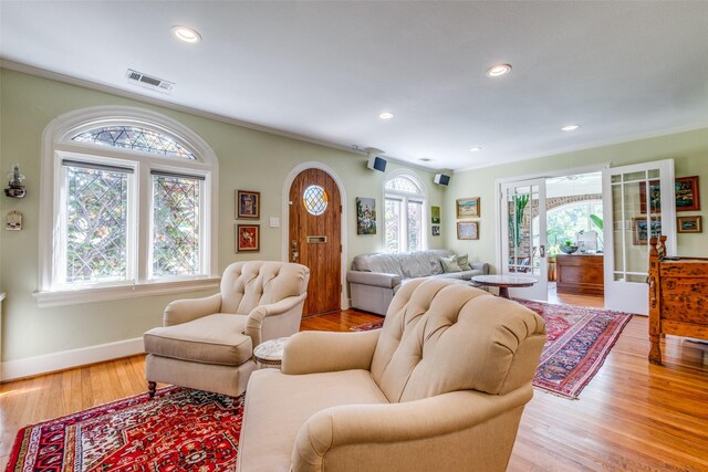 533 Newell Ave, Dallas, TX 75223 - living room featuring healthy amount of natural light, recessed lighting, light wood finished floors, baseboards, and ornamental molding