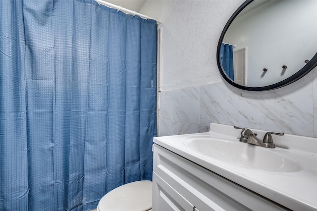 2002 Winthrop St, Irving, TX 75061 - full bath with vanity, tile walls, toilet, and a shower with shower curtain