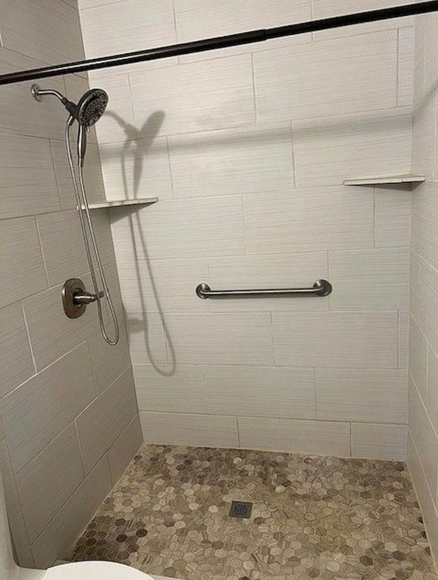 902 N Church St, Decatur, TX 76234 - full bath with a tile shower and toilet
