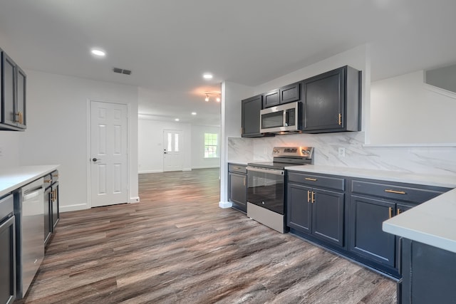 1722 Harvest Crossing Dr, Wylie, TX 75098 - kitchen featuring appliances with stainless steel finishes, dark wood-style floors, decorative backsplash, baseboards, and recessed lighting