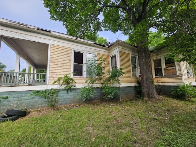 823 W Louisiana St, Palestine, TX 75801 - view of home's exterior featuring a lawn