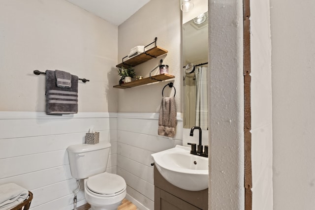 6171 Inca Dr, Mabank, TX 75156 - bathroom with vanity, toilet, a shower with curtain, and wood finished floors