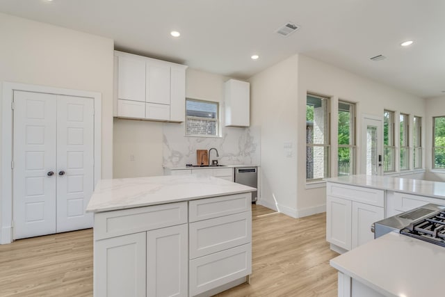 821 Hearthside Way, Mckinney, TX 75071 - kitchen featuring light wood-type flooring, light countertops, white cabinetry, backsplash, and recessed lighting