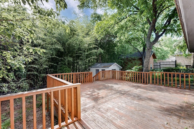 1426 S Beckley Ave, Dallas, TX 75224 - deck featuring an outdoor structure