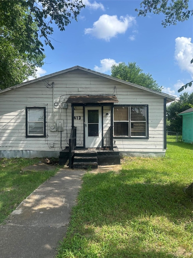 1413 E 8th Ave, Corsicana, TX 75110 - view of front of house with a front yard