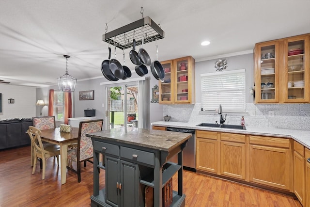 1500 Caymus Ct, Lewisville, TX 75067 - kitchen featuring dishwasher, a sink, decorative backsplash, crown molding, and light wood-type flooring