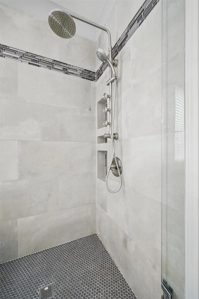 518 Hawthorne Dr, Murphy, TX 75094 - full bath featuring tiled shower