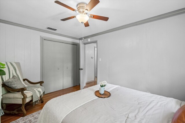 809 S Prairieville St, Athens, TX 75751 - bedroom featuring crown molding, wood finished floors, a ceiling fan, and a closet