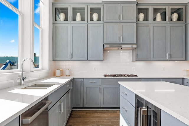 201 Carroll St, Fort Worth, TX 76107 - kitchen with stainless steel appliances, a sink, gray cabinets, and tasteful backsplash