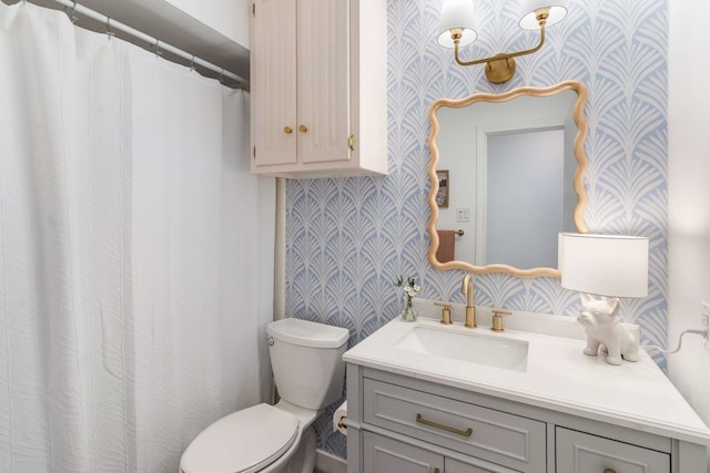 1236 Richland Oaks Dr, Richardson, TX 75081 - full bathroom with wallpapered walls, toilet, vanity, and curtained shower