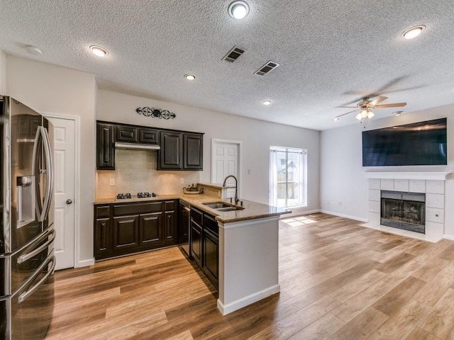 750 Pulitzer Ln, Allen, TX 75002 - kitchen with stainless steel fridge, a sink, gas stovetop, a ceiling fan, and a textured ceiling