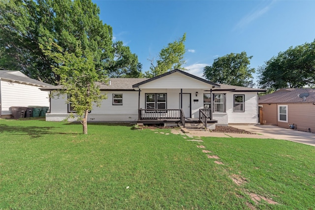 3467 Binyon St, Fort Worth, TX 76133 - view of front of home featuring covered porch and a front lawn