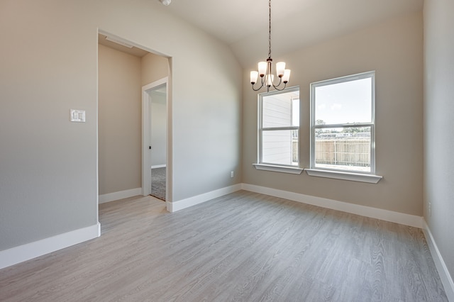530 E Lamar St, Palmer, TX 75152 - empty room with light wood finished floors, a chandelier, baseboards, and lofted ceiling