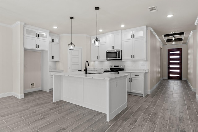 2325 Neches St, Granbury, TX 76048 - kitchen with stainless steel appliances, a sink, baseboards, light wood-style floors, and tasteful backsplash