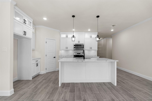 2325 Neches St, Granbury, TX 76048 - kitchen featuring stainless steel appliances, a sink, baseboards, wood tiled floors, and recessed lighting