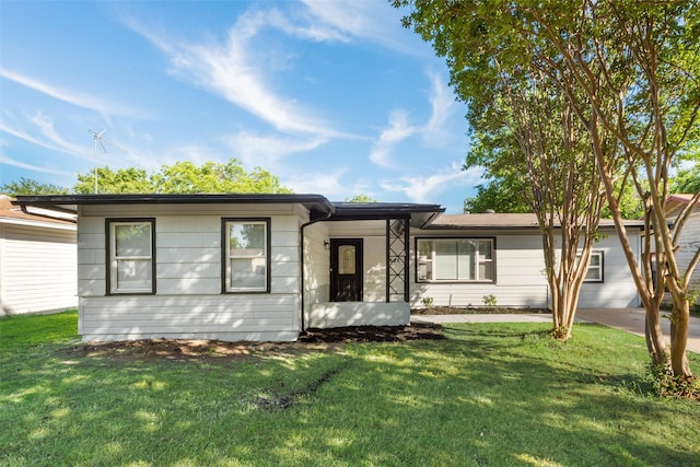 1628 Florence St, Arlington, TX 76010 - ranch-style home with a front lawn