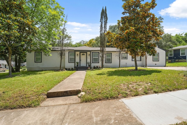 2806 W 8th St, Dallas, TX 75211 - view of front of property featuring a front lawn