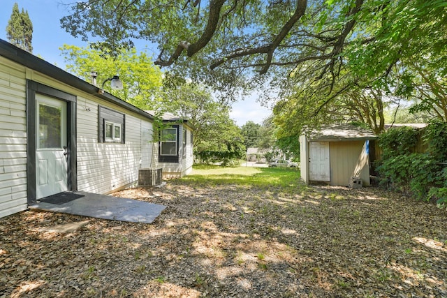 2806 W 8th St, Dallas, TX 75211 - view of yard with central air condition unit