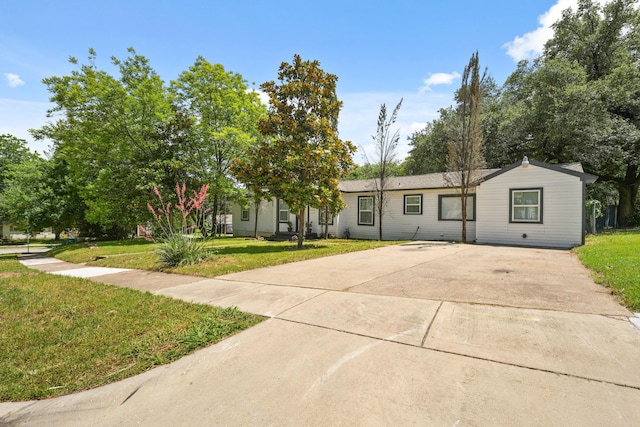 2806 W 8th St, Dallas, TX 75211 - view of front of house with a front lawn and concrete driveway