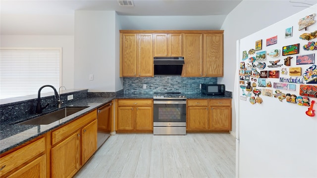 2801 Hereford Rd, Denton, TX 76210 - kitchen with stainless steel appliances, a sink, tasteful backsplash, light wood finished floors, and dark stone counters