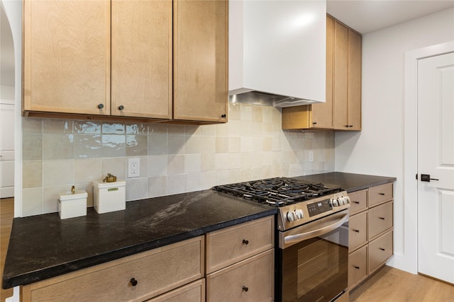 15616 Terrace Lawn Cir, Dallas, TX 75248 - kitchen featuring stainless steel gas stove, tasteful backsplash, light wood-style floors, custom exhaust hood, and light brown cabinetry