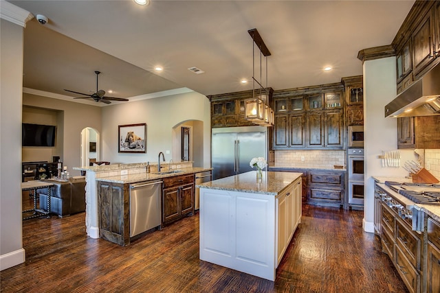 552 Horseshoe Bnd, Royse City, TX 75189 - kitchen with arched walkways, built in appliances, a kitchen island with sink, a sink, and ceiling fan