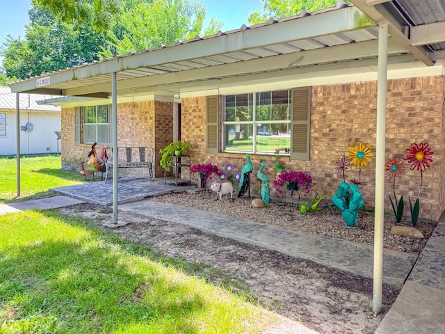 461 E Bradley St, Fairfield, TX 75840 - view of front of property featuring a porch, brick siding, and a front yard