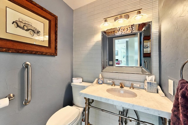 7109 Alpha Rd, Dallas, TX 75240 - bathroom featuring a sink and toilet