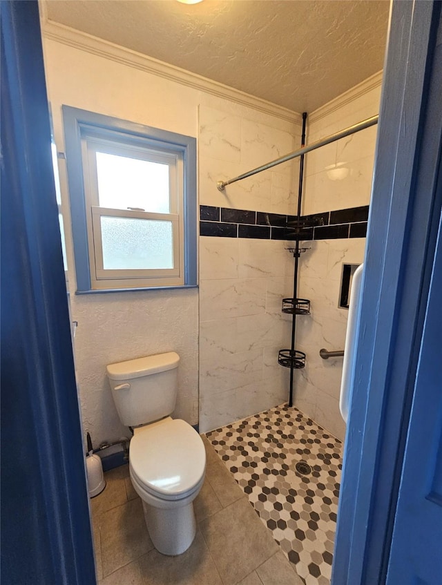 236 La Jolla Dr, Athens, TX 75751 - full bathroom featuring crown molding, a tile shower, toilet, tile patterned floors, and a textured ceiling