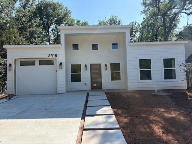 5518 Cold Water Trl, Granbury, TX 76048 - modern home with driveway and a garage