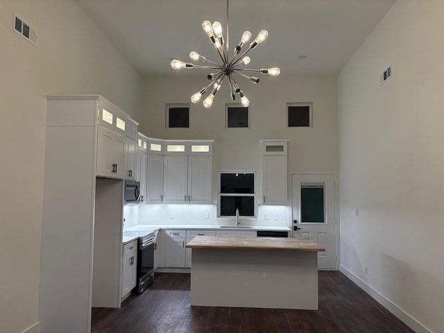 5518 Cold Water Trl, Granbury, TX 76048 - kitchen featuring stainless steel microwave, a chandelier, a sink, a center island, and a towering ceiling