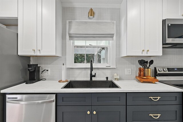 916 Carondolet Ct, River Oaks, TX 76114 - kitchen with appliances with stainless steel finishes, a sink, gray cabinets, and backsplash