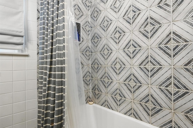 916 Carondolet Ct, River Oaks, TX 76114 - bathroom with shower / bath combo with shower curtain