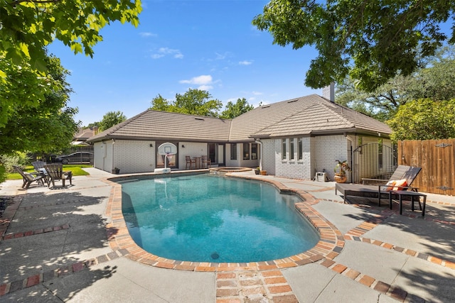 517 Sunset Dr, Hurst, TX 76054 - view of swimming pool featuring a patio and a pool with connected hot tub