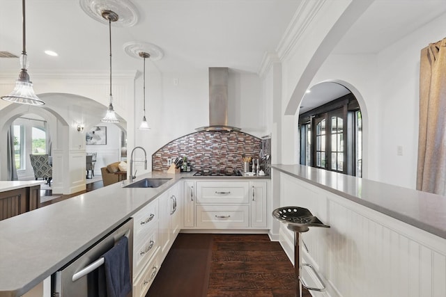 1208 Chandler Cir, Prosper, TX 75078 - kitchen featuring arched walkways, range hood, decorative backsplash, pendant lighting, and white cabinetry