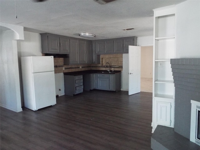 337 W Coral Way, Grand Prairie, TX 75051 - kitchen with freestanding refrigerator, dark wood-style floors, decorative backsplash, and a sink